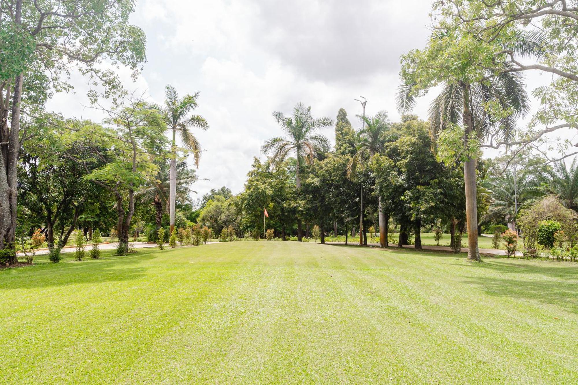 Baan Suan Khun Ta And Golf Resort Ubon Ratchathani Exterior photo