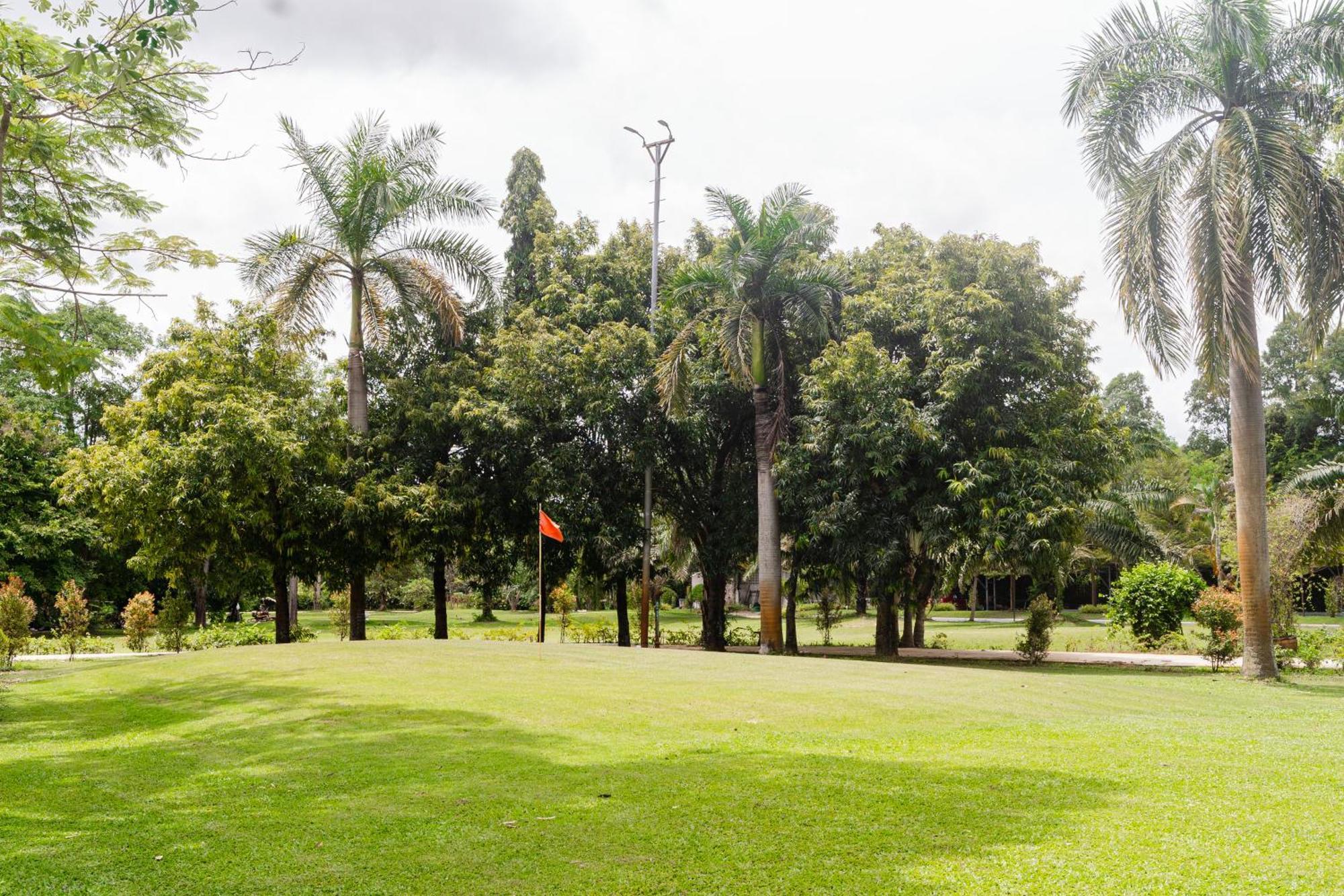 Baan Suan Khun Ta And Golf Resort Ubon Ratchathani Exterior photo