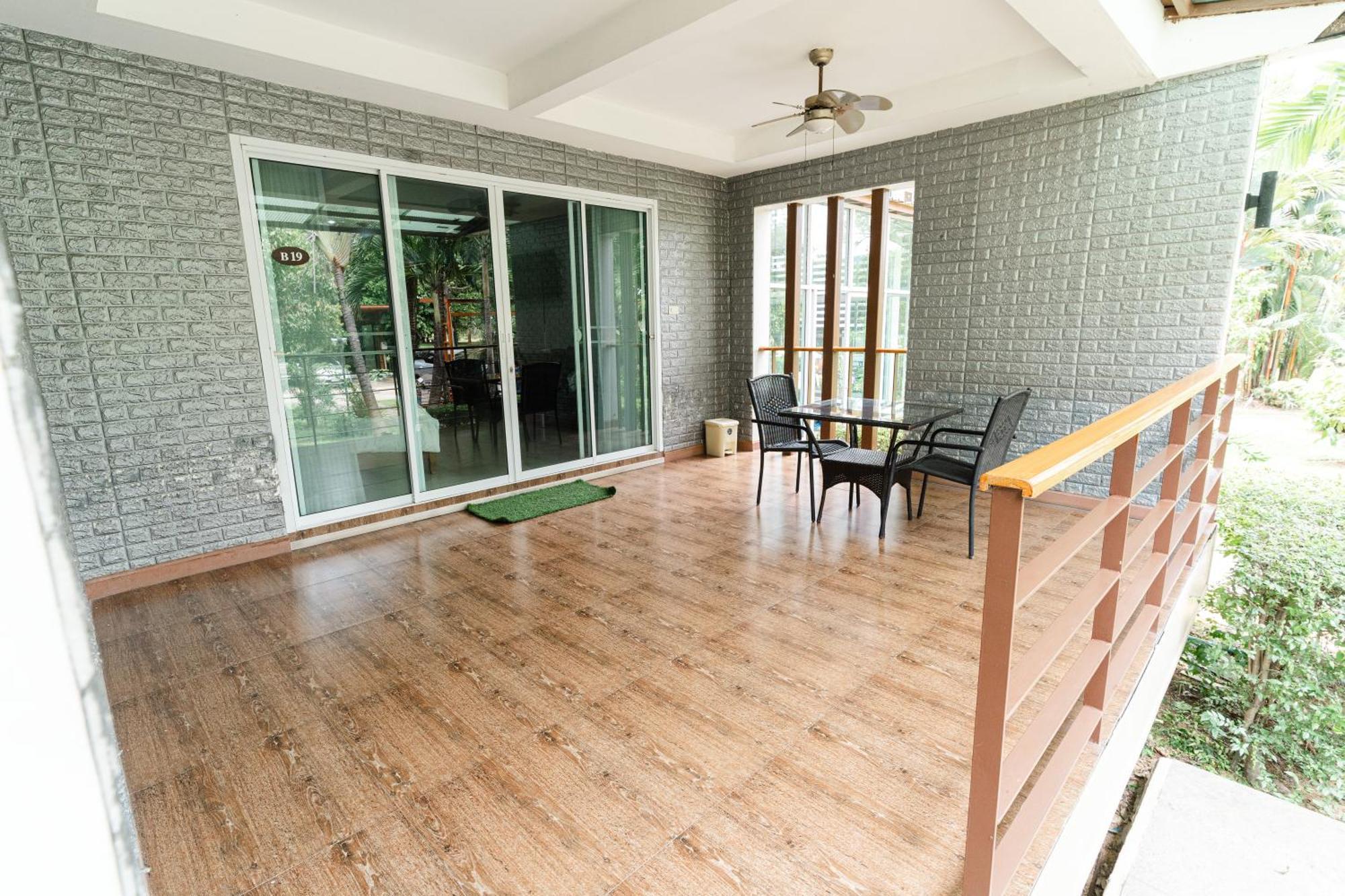 Baan Suan Khun Ta And Golf Resort Ubon Ratchathani Exterior photo