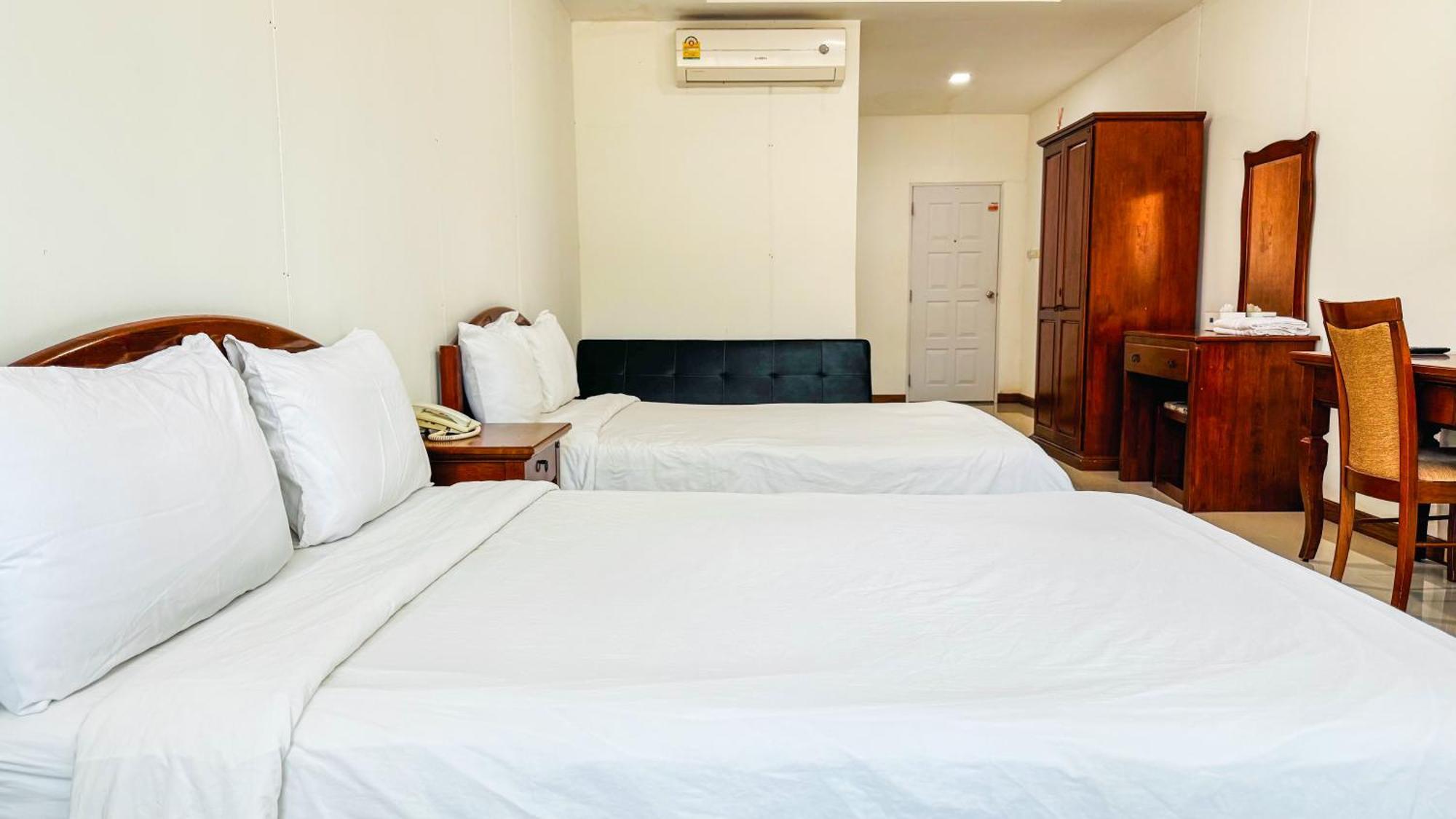 Baan Suan Khun Ta And Golf Resort Ubon Ratchathani Exterior photo